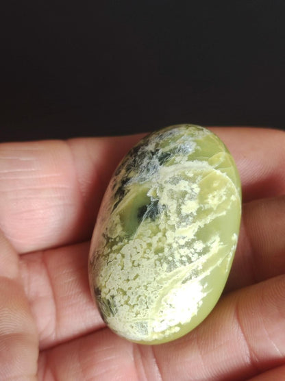 Serpentin grün - Handschmeichler Deko Stein rund Edelstein Kristall Geschenk Er Sie Freundin Heilstein Meditation Kraft Energie Haus Wohnen - Art of Nature Berlin