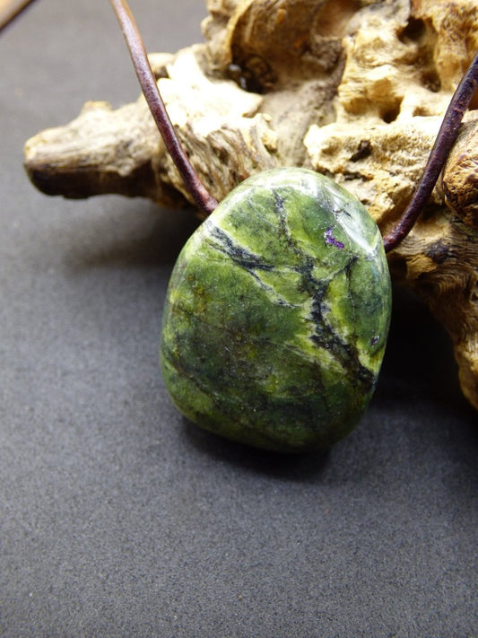 Serpentin Tasmanien Edelstein Kette grün Natur HIPPIE Heilstein Kristalle Schmuck Anhänger Mann Frau Kind Geschenk Er Sie Bruder Schwester - Art of Nature Berlin