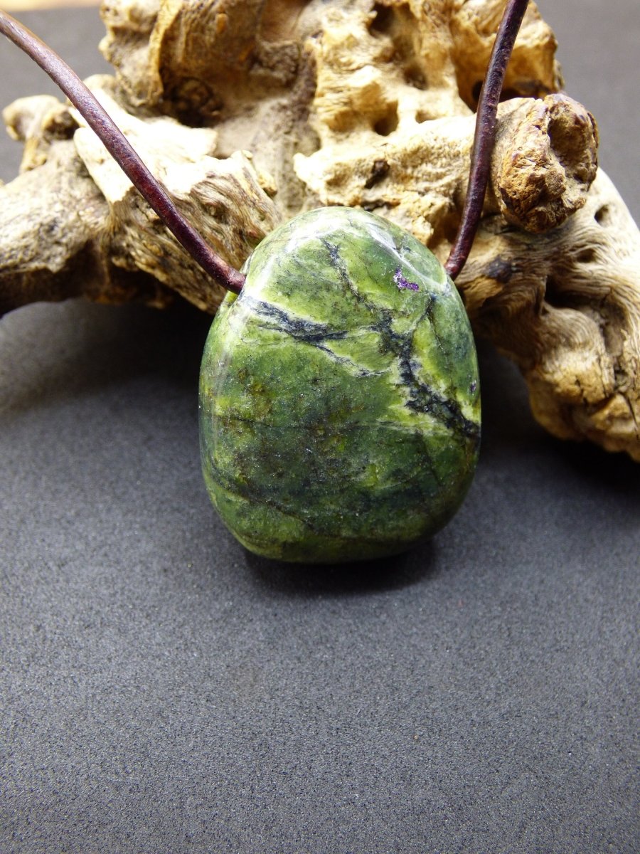 Serpentin Tasmanien Edelstein Kette grün Natur HIPPIE Heilstein Kristalle Schmuck Anhänger Mann Frau Kind Geschenk Er Sie Bruder Schwester - Art of Nature Berlin