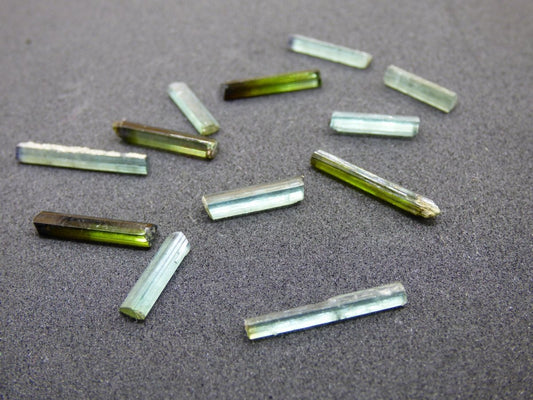 SET 12x Grüner Turmalin - A Qualität Roh Stifte Rarität Selten Mineral Brasilien Sammler Stufen Edelstein Deko Kristall Heilstein Natur - Art of Nature Berlin