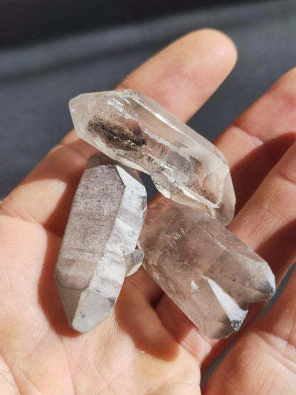 SET 3x Black Phantom Quarz Spitzen Sammler Stufen Rarität Edelstein Deko Kristall Heilstein Mineral Altar Energie Natur Sammler Rarität - Art of Nature Berlin