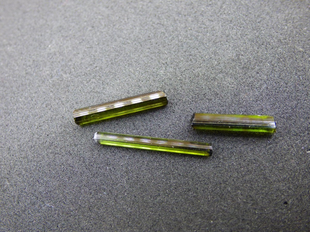 SET 3x Grüner Turmalin - AAA Qualität Roh Stifte Rarität Selten Mineral Brasilien Sammler Stufen Edelstein Deko Kristall Heilstein Natur - Art of Nature Berlin
