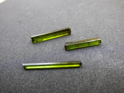 SET 3x Grüner Turmalin - AAA Qualität Roh Stifte Rarität Selten Mineral Brasilien Sammler Stufen Edelstein Deko Kristall Heilstein Natur - Art of Nature Berlin
