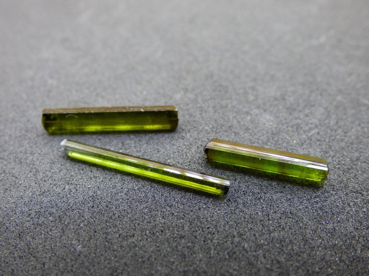 SET 3x Grüner Turmalin - AAA Qualität Roh Stifte Rarität Selten Mineral Brasilien Sammler Stufen Edelstein Deko Kristall Heilstein Natur - Art of Nature Berlin