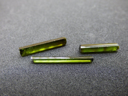 SET 3x Grüner Turmalin - AAA Qualität Roh Stifte Rarität Selten Mineral Brasilien Sammler Stufen Edelstein Deko Kristall Heilstein Natur - Art of Nature Berlin