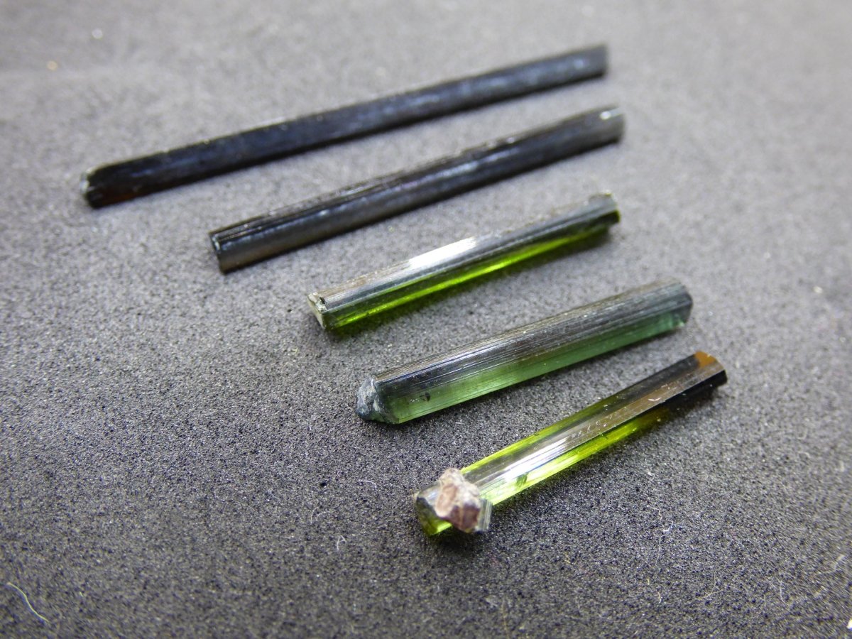 SET 5x Grüner Turmalin - AAA Qualität Roh Stifte Rarität Selten Mineral Brasilien Sammler Stufen Edelstein Deko Kristall Heilstein Natur - Art of Nature Berlin