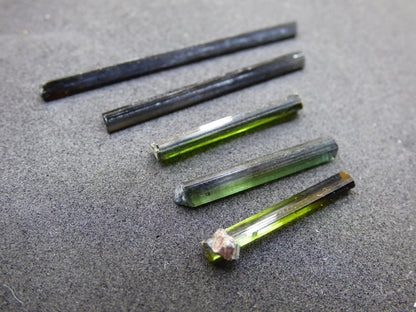 SET 5x Grüner Turmalin - AAA Qualität Roh Stifte Rarität Selten Mineral Brasilien Sammler Stufen Edelstein Deko Kristall Heilstein Natur - Art of Nature Berlin