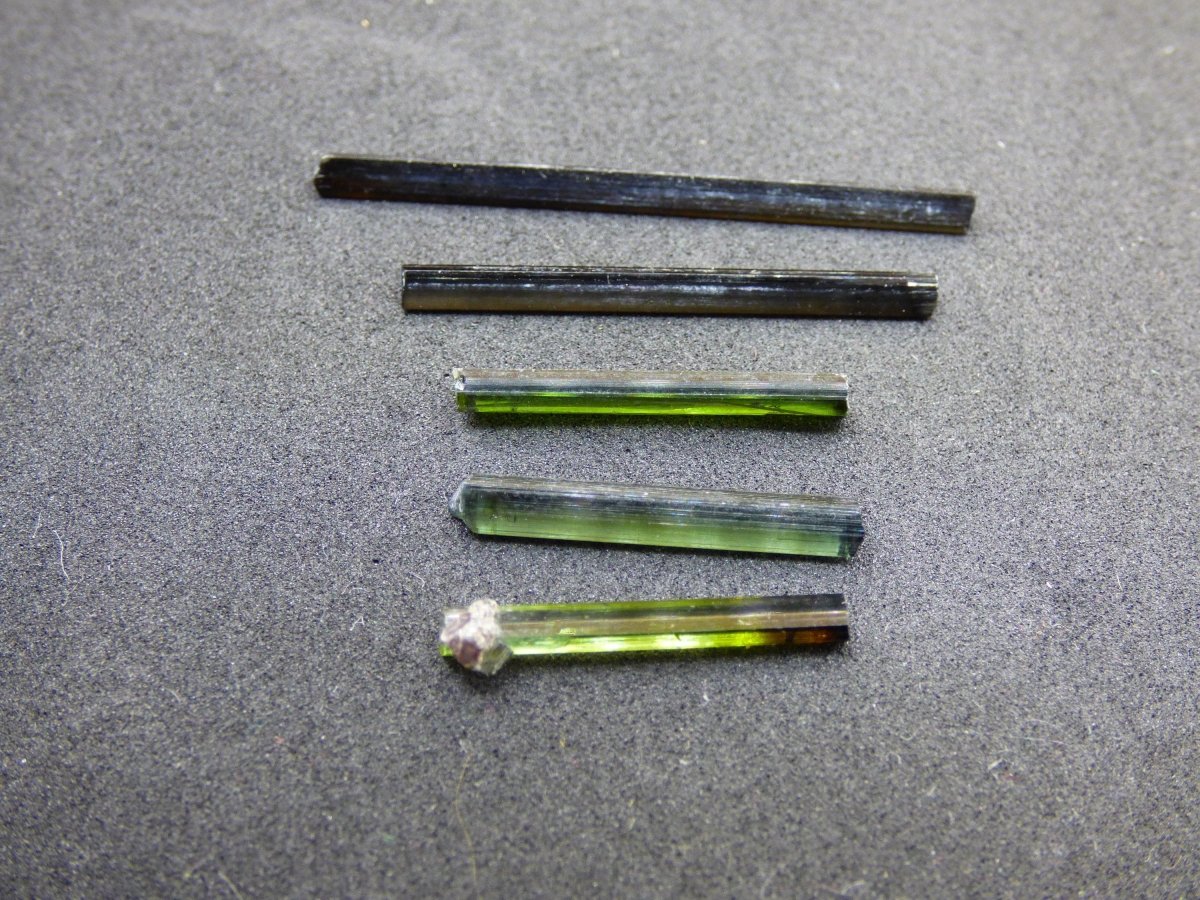 SET 5x Grüner Turmalin - AAA Qualität Roh Stifte Rarität Selten Mineral Brasilien Sammler Stufen Edelstein Deko Kristall Heilstein Natur - Art of Nature Berlin