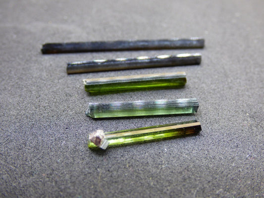 SET 5x Grüner Turmalin - AAA Qualität Roh Stifte Rarität Selten Mineral Brasilien Sammler Stufen Edelstein Deko Kristall Heilstein Natur - Art of Nature Berlin