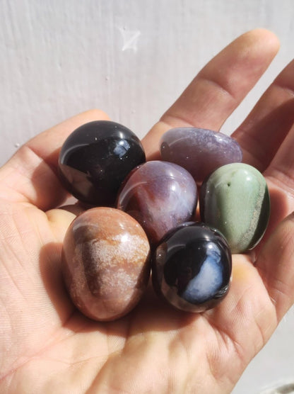 Set 6x Sardonyx Dekosteine Wassersteine bunt Edelsteine Heilstein Geschenk Energie Chakra Qualität Wohnen Heim Kraft Altar Natur - Art of Nature Berlin