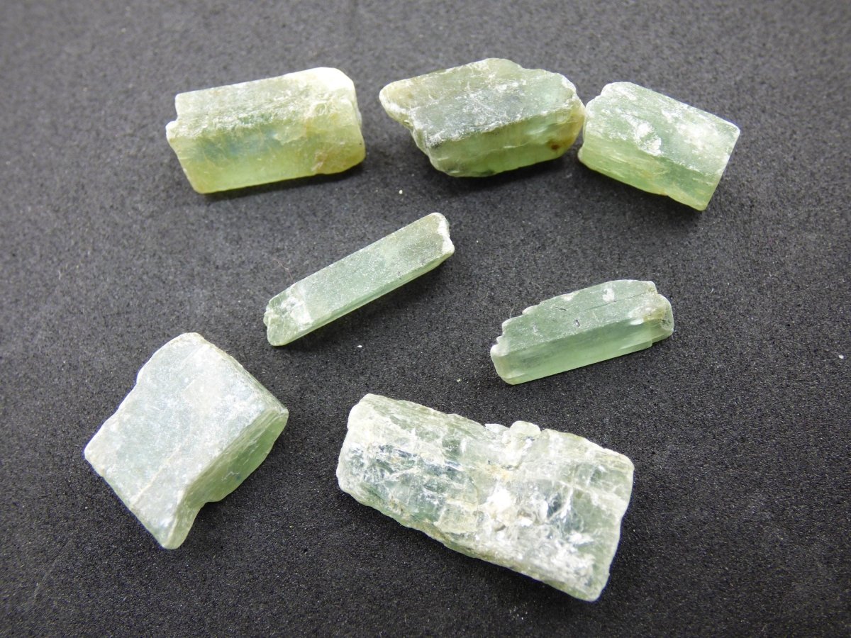 SET Cyanit grün - roh Steine Wasserstein Trinkwasser Auf Entladen Edelstein Natur Energiewasser Echt Brasilien Rarität Heilstein DIY Bastel - Art of Nature Berlin