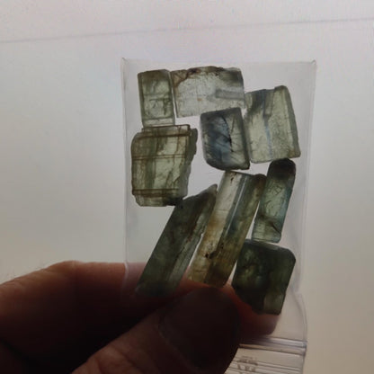 SET Cyanit grün - roh Steine Wasserstein Trinkwasser Auf Entladen Edelstein Natur Energiewasser Echt Brasilien Rarität Heilstein DIY Bastel - Art of Nature Berlin