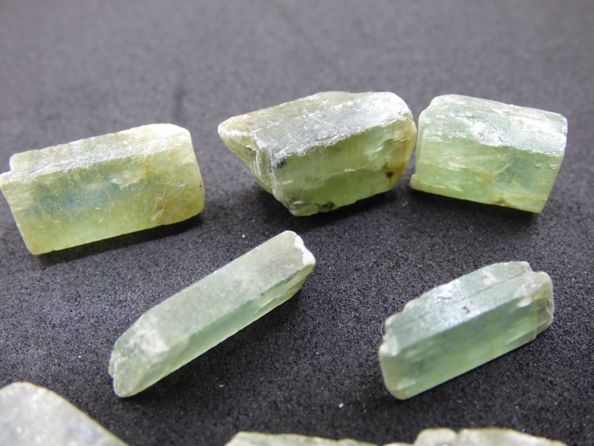 SET Cyanit grün - roh Steine Wasserstein Trinkwasser Auf Entladen Edelstein Natur Energiewasser Echt Brasilien Rarität Heilstein DIY Bastel - Art of Nature Berlin