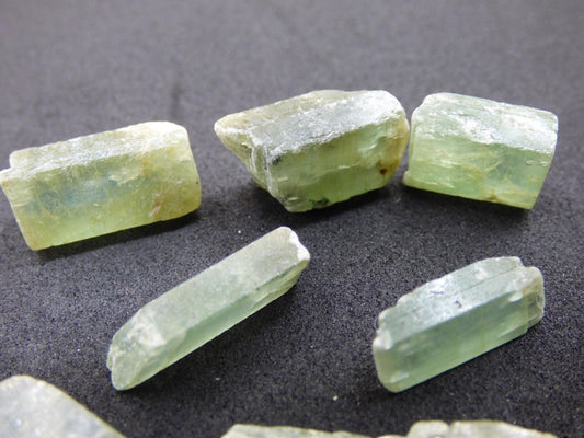 SET Cyanit grün - roh Steine Wasserstein Trinkwasser Auf Entladen Edelstein Natur Energiewasser Echt Brasilien Rarität Heilstein DIY Bastel - Art of Nature Berlin