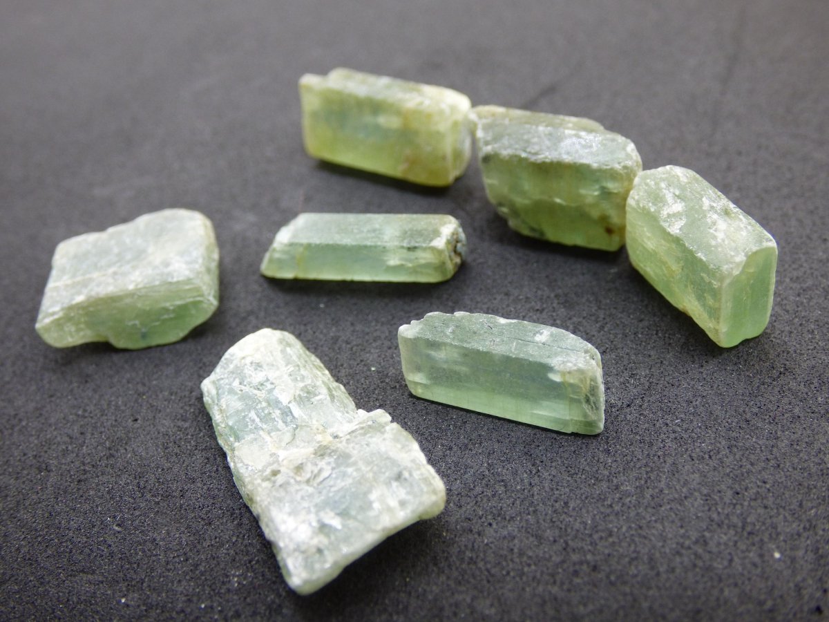 SET Cyanit grün - roh Steine Wasserstein Trinkwasser Auf Entladen Edelstein Natur Energiewasser Echt Brasilien Rarität Heilstein DIY Bastel - Art of Nature Berlin