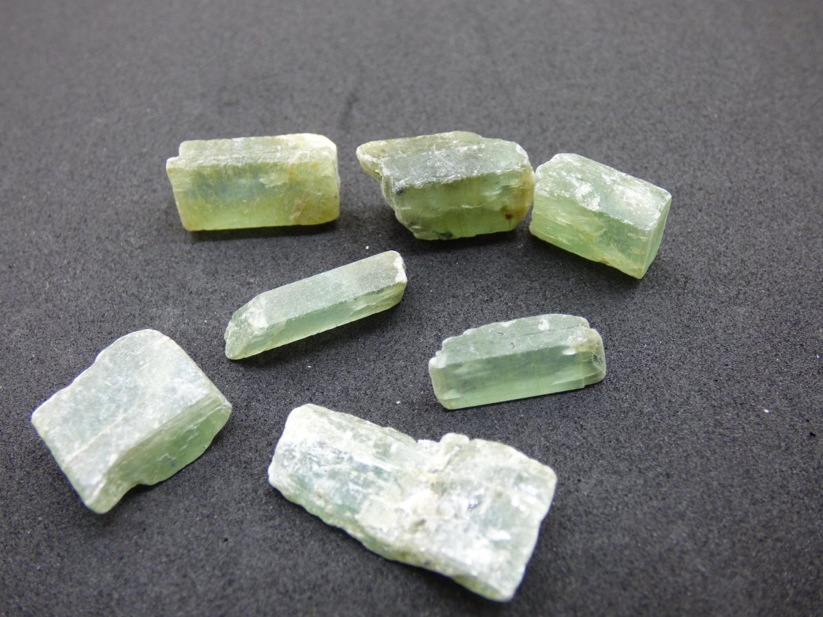 SET Cyanit grün - roh Steine Wasserstein Trinkwasser Auf Entladen Edelstein Natur Energiewasser Echt Brasilien Rarität Heilstein DIY Bastel - Art of Nature Berlin