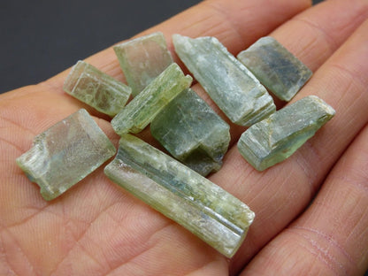 SET Cyanit grün - roh Steine Wasserstein Trinkwasser Auf Entladen Edelstein Natur Energiewasser Echt Brasilien Rarität Heilstein DIY Bastel - Art of Nature Berlin