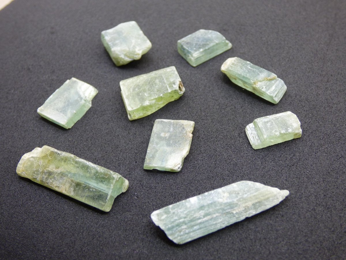 SET Cyanit grün - roh Steine Wasserstein Trinkwasser Auf Entladen Edelstein Natur Energiewasser Echt Brasilien Rarität Heilstein DIY Bastel - Art of Nature Berlin