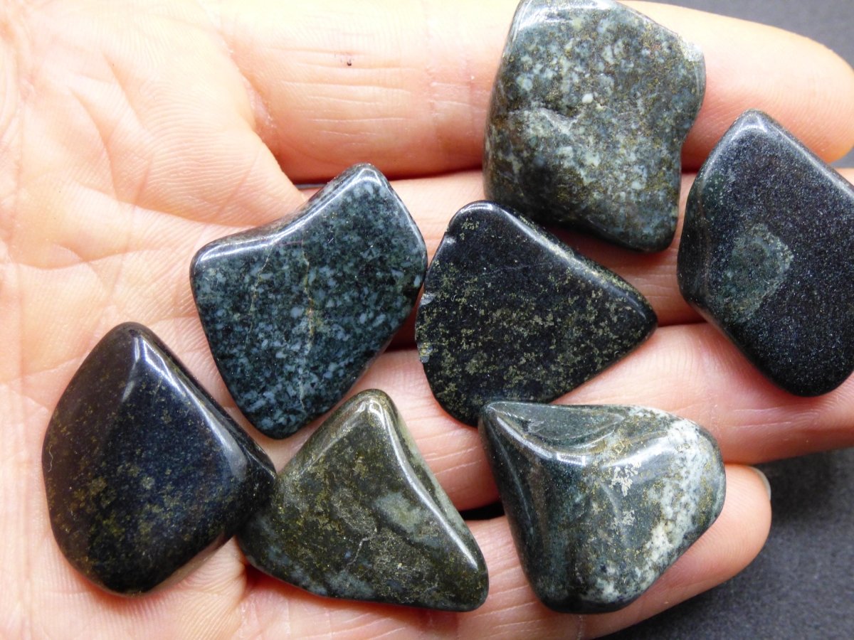 SET Midnight Lemurian Jade Dekosteine Schwarze Jade Edelstein Crystal Heilstein Sammler Mineral Rund Rarität Sammler - Art of Nature Berlin