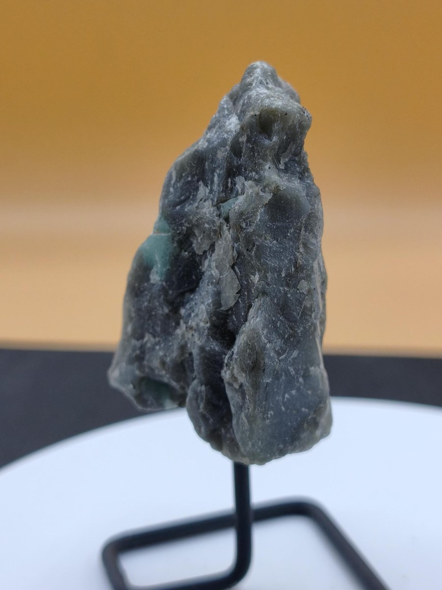 Smaragd auf Muttergestein – Carnaíba Brasilien auf Metallständer Unikat Rarität Edelstein Deko Kristall grün Heilstein Mineral Sammler - Art of Nature Berlin
