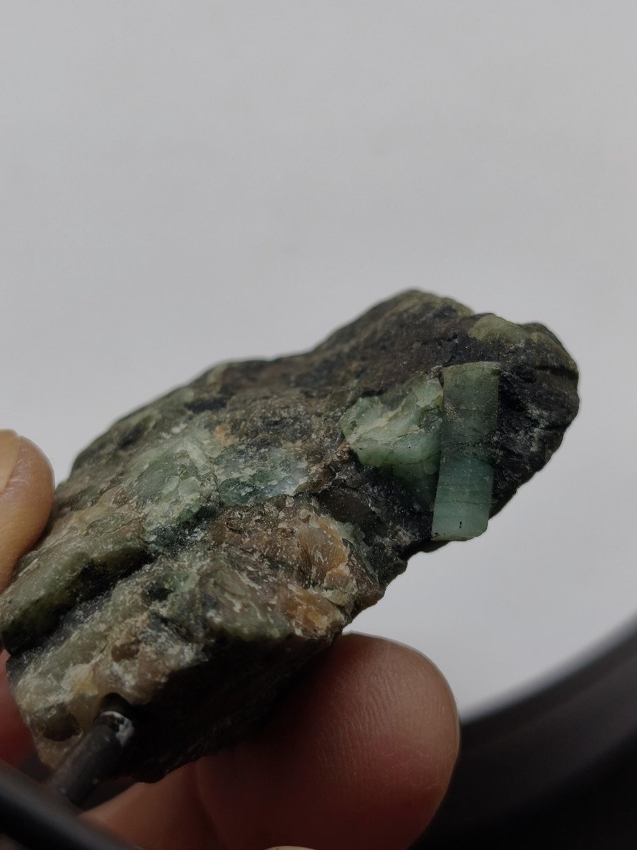 Smaragd auf Muttergestein – Carnaíba Brasilien auf Metallständer Unikat Rarität Edelstein Deko Kristall grün Heilstein Mineral Sammler - Art of Nature Berlin