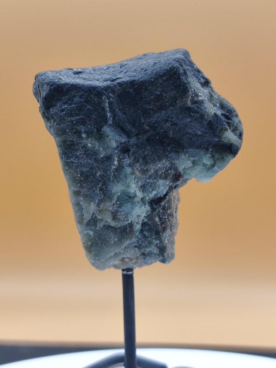 Smaragd auf Muttergestein – Carnaíba Brasilien auf Metallständer Unikat Rarität Edelstein Deko Kristall grün Heilstein Mineral Sammler - Art of Nature Berlin