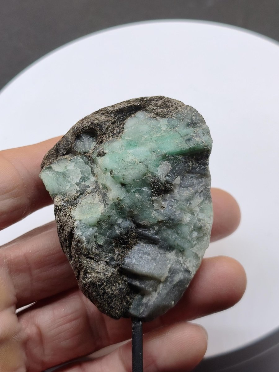 Smaragd auf Muttergestein – Carnaíba Brasilien auf Metallständer Unikat Rarität Edelstein Deko Kristall grün Heilstein Mineral Sammler - Art of Nature Berlin