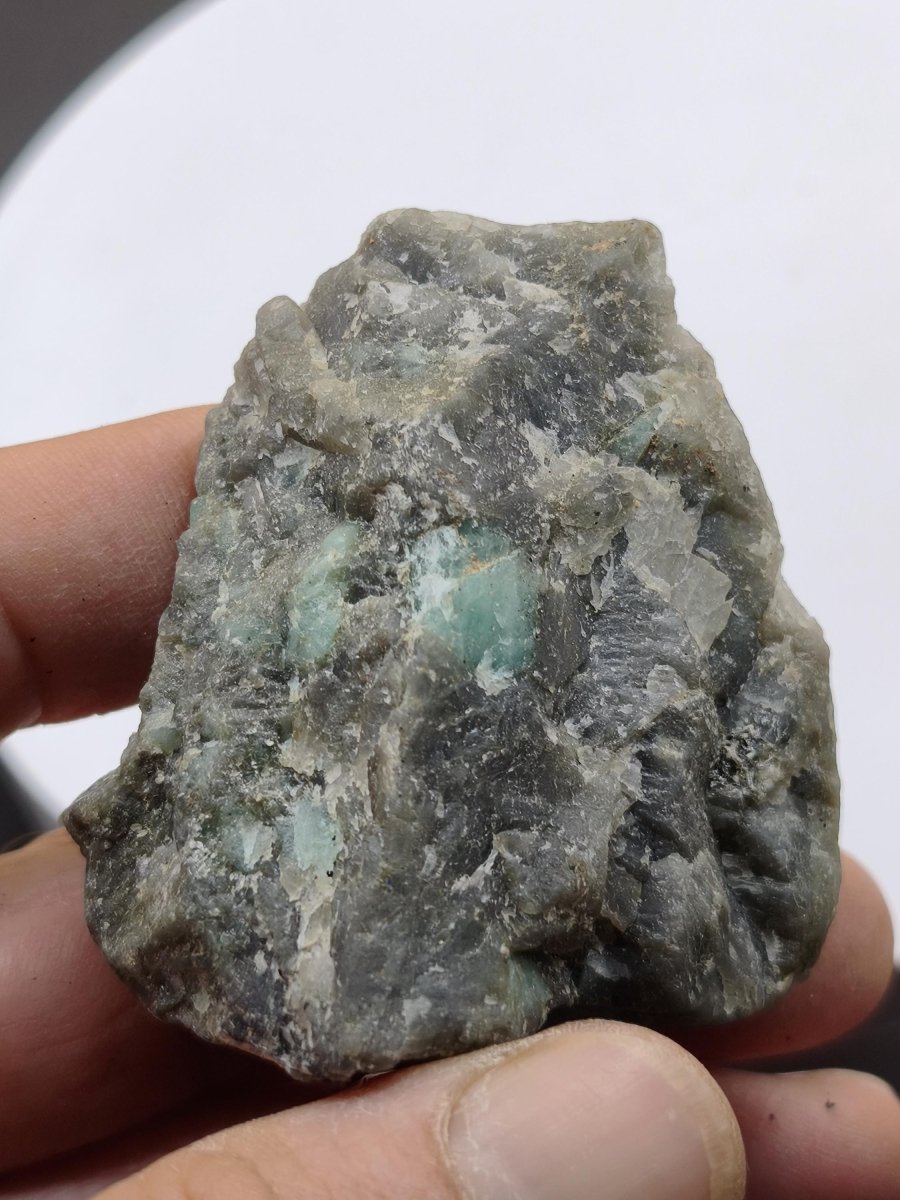 Smaragd auf Muttergestein – Carnaíba Brasilien auf Metallständer Unikat Rarität Edelstein Deko Kristall grün Heilstein Mineral Sammler - Art of Nature Berlin