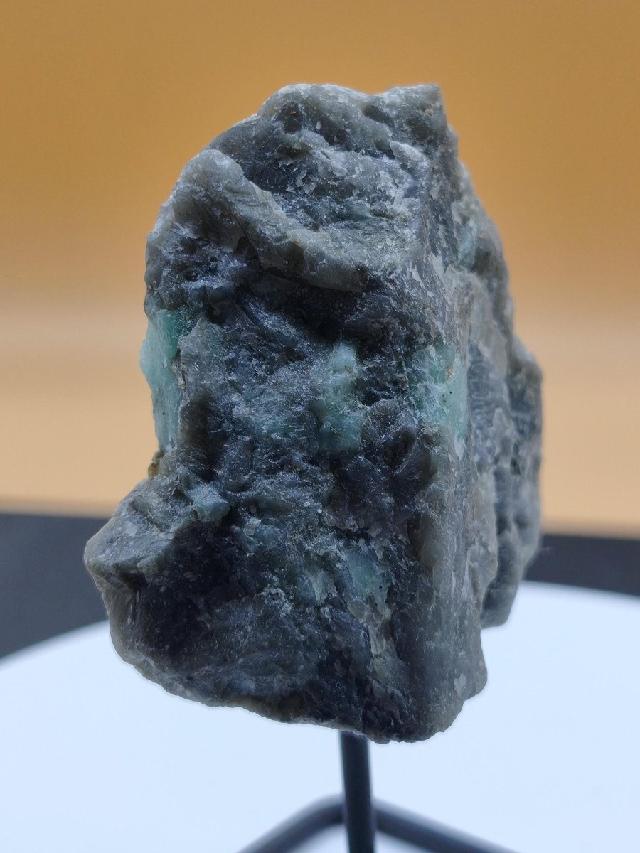 Smaragd auf Muttergestein – Carnaíba Brasilien auf Metallständer Unikat Rarität Edelstein Deko Kristall grün Heilstein Mineral Sammler - Art of Nature Berlin