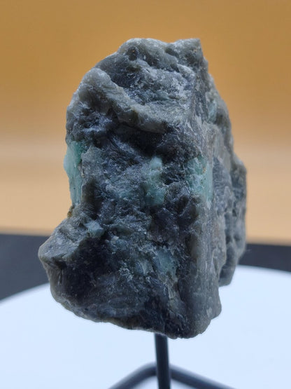 Smaragd auf Muttergestein – Carnaíba Brasilien auf Metallständer Unikat Rarität Edelstein Deko Kristall grün Heilstein Mineral Sammler - Art of Nature Berlin