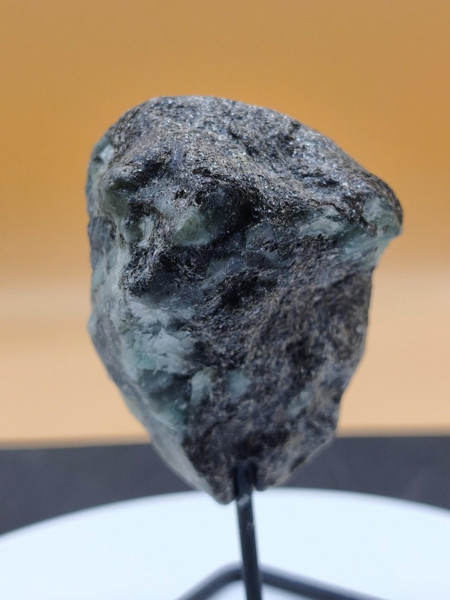 Smaragd auf Muttergestein – Carnaíba Brasilien auf Metallständer Unikat Rarität Edelstein Deko Kristall grün Heilstein Mineral Sammler - Art of Nature Berlin