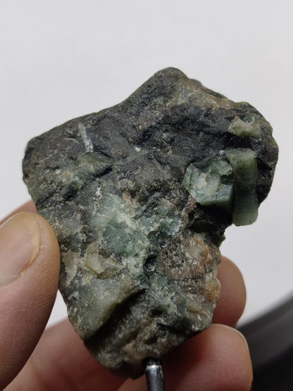Smaragd auf Muttergestein – Carnaíba Brasilien auf Metallständer Unikat Rarität Edelstein Deko Kristall grün Heilstein Mineral Sammler - Art of Nature Berlin