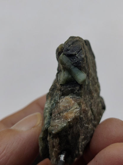 Smaragd auf Muttergestein – Carnaíba Brasilien auf Metallständer Unikat Rarität Edelstein Deko Kristall grün Heilstein Mineral Sammler - Art of Nature Berlin