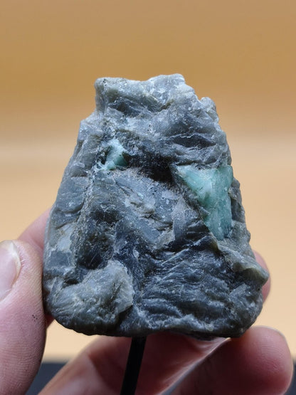 Smaragd auf Muttergestein – Carnaíba Brasilien auf Metallständer Unikat Rarität Edelstein Deko Kristall grün Heilstein Mineral Sammler - Art of Nature Berlin