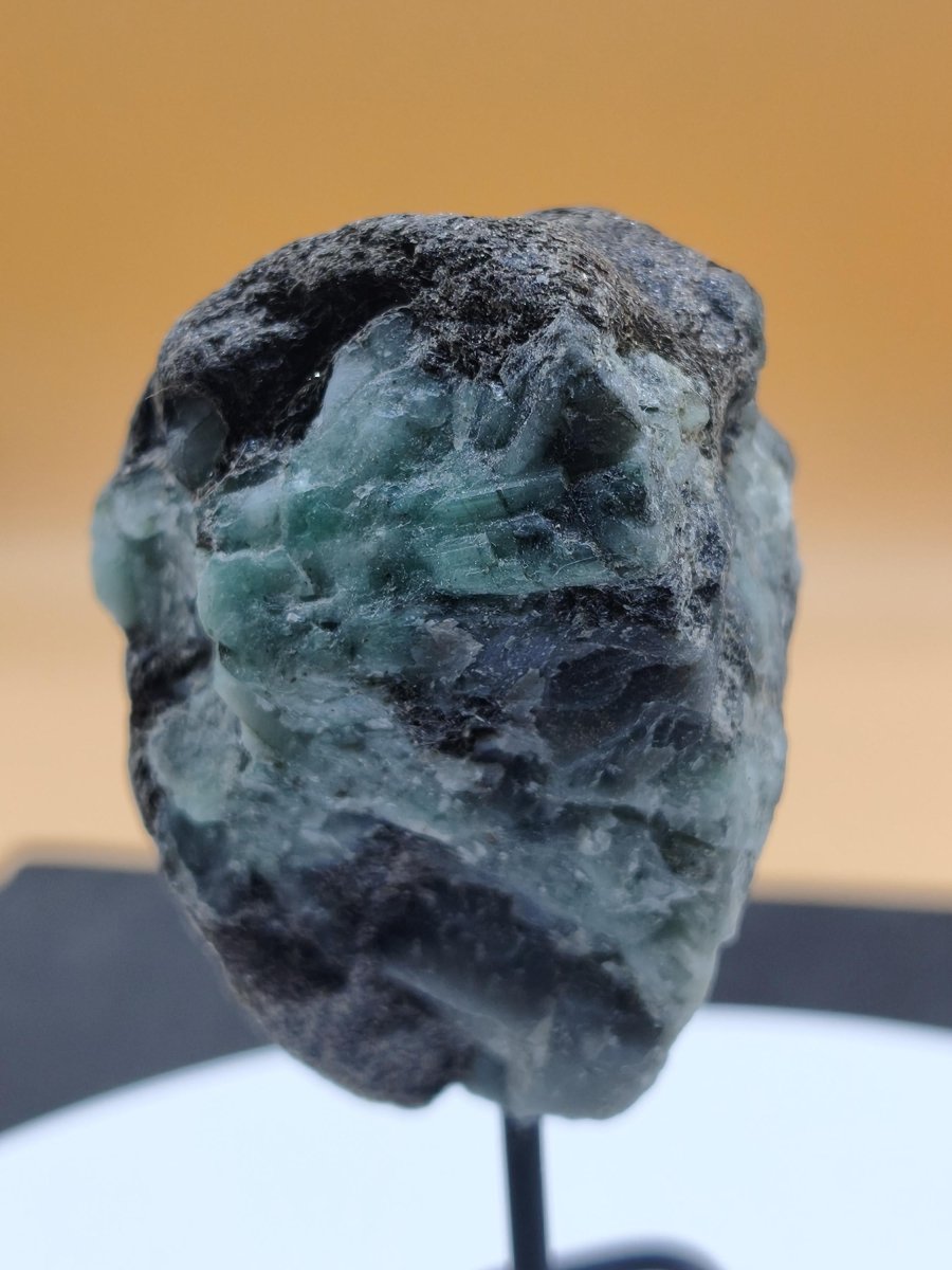 Smaragd auf Muttergestein – Carnaíba Brasilien auf Metallständer Unikat Rarität Edelstein Deko Kristall grün Heilstein Mineral Sammler - Art of Nature Berlin