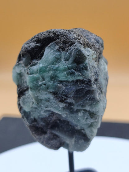 Smaragd auf Muttergestein – Carnaíba Brasilien auf Metallständer Unikat Rarität Edelstein Deko Kristall grün Heilstein Mineral Sammler - Art of Nature Berlin