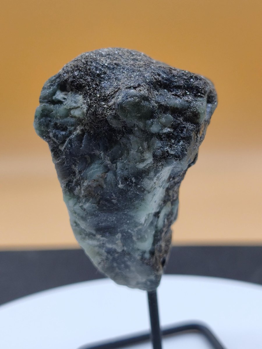 Smaragd auf Muttergestein – Carnaíba Brasilien auf Metallständer Unikat Rarität Edelstein Deko Kristall grün Heilstein Mineral Sammler - Art of Nature Berlin