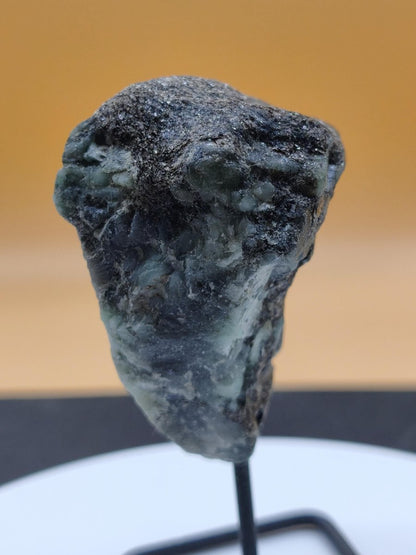 Smaragd auf Muttergestein – Carnaíba Brasilien auf Metallständer Unikat Rarität Edelstein Deko Kristall grün Heilstein Mineral Sammler - Art of Nature Berlin