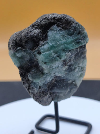 Smaragd auf Muttergestein – Carnaíba Brasilien auf Metallständer Unikat Rarität Edelstein Deko Kristall grün Heilstein Mineral Sammler - Art of Nature Berlin