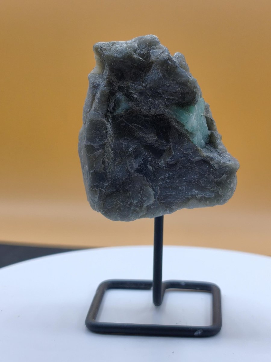 Smaragd auf Muttergestein – Carnaíba Brasilien auf Metallständer Unikat Rarität Edelstein Deko Kristall grün Heilstein Mineral Sammler - Art of Nature Berlin