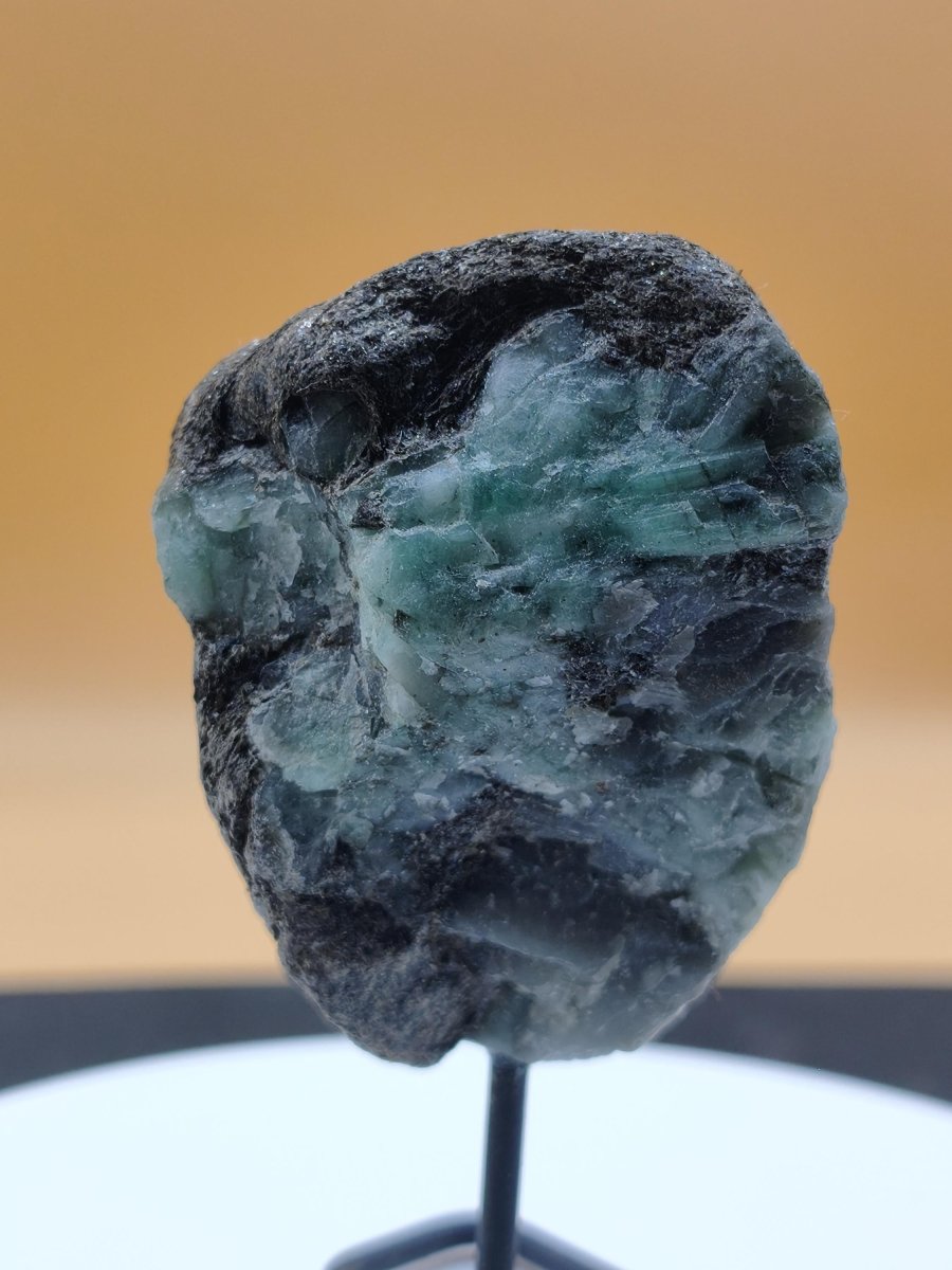 Smaragd auf Muttergestein – Carnaíba Brasilien auf Metallständer Unikat Rarität Edelstein Deko Kristall grün Heilstein Mineral Sammler - Art of Nature Berlin
