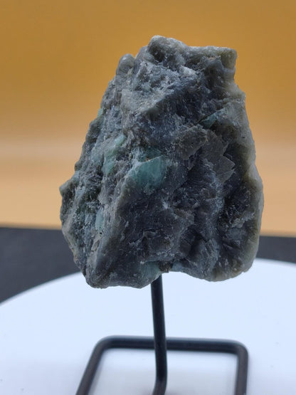 Smaragd auf Muttergestein – Carnaíba Brasilien auf Metallständer Unikat Rarität Edelstein Deko Kristall grün Heilstein Mineral Sammler - Art of Nature Berlin
