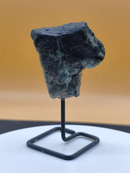 Smaragd auf Muttergestein – Carnaíba Brasilien auf Metallständer Unikat Rarität Edelstein Deko Kristall grün Heilstein Mineral Sammler - Art of Nature Berlin