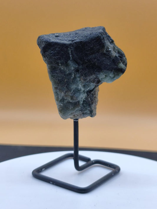 Smaragd auf Muttergestein – Carnaíba Brasilien auf Metallständer Unikat Rarität Edelstein Deko Kristall grün Heilstein Mineral Sammler - Art of Nature Berlin