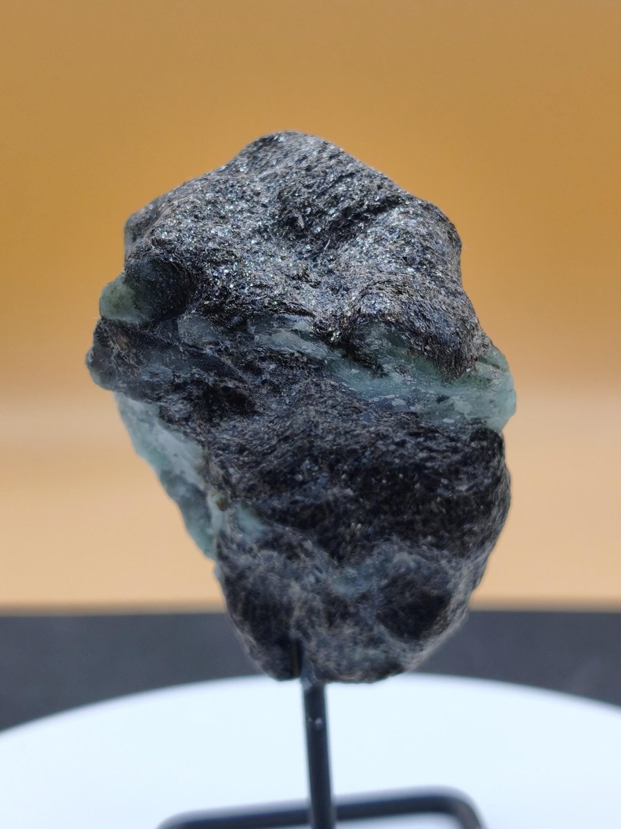 Smaragd auf Muttergestein – Carnaíba Brasilien auf Metallständer Unikat Rarität Edelstein Deko Kristall grün Heilstein Mineral Sammler - Art of Nature Berlin