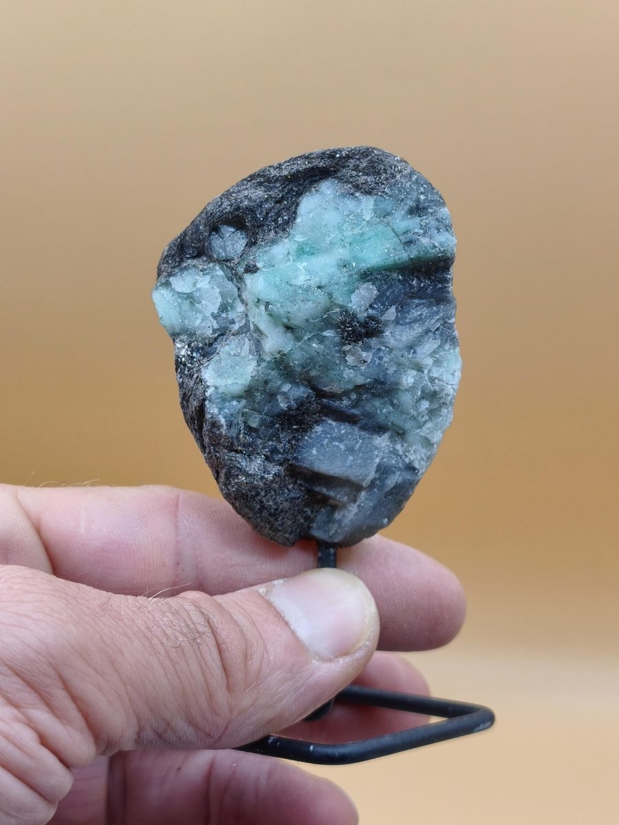 Smaragd auf Muttergestein – Carnaíba Brasilien auf Metallständer Unikat Rarität Edelstein Deko Kristall grün Heilstein Mineral Sammler - Art of Nature Berlin