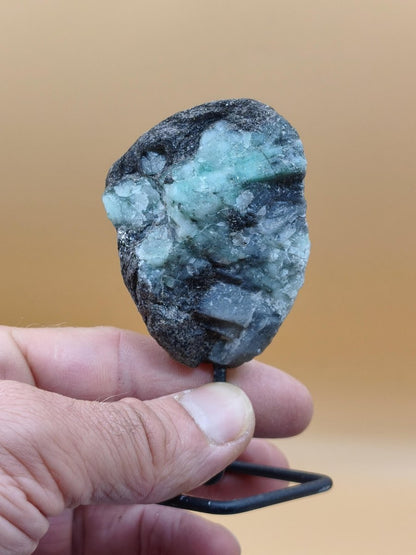 Smaragd auf Muttergestein – Carnaíba Brasilien auf Metallständer Unikat Rarität Edelstein Deko Kristall grün Heilstein Mineral Sammler - Art of Nature Berlin