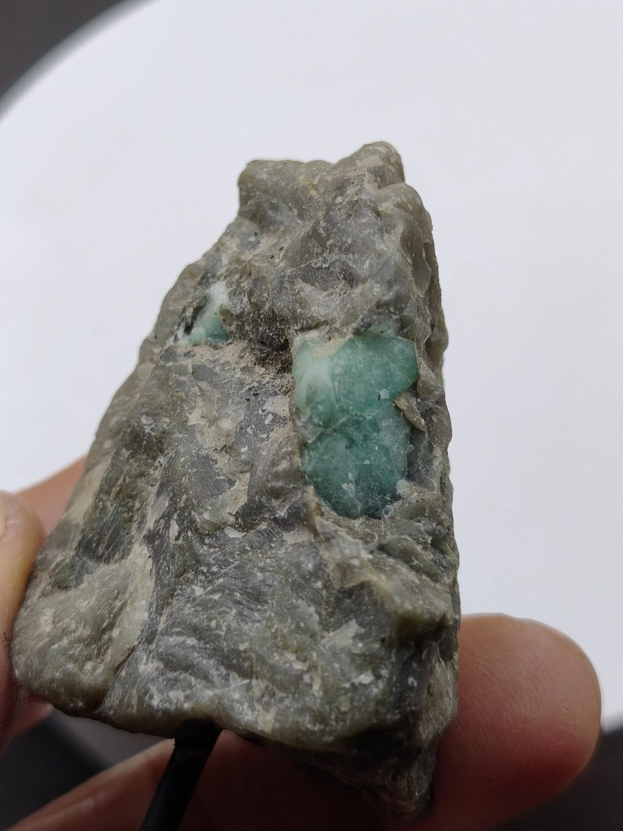 Smaragd auf Muttergestein – Carnaíba Brasilien auf Metallständer Unikat Rarität Edelstein Deko Kristall grün Heilstein Mineral Sammler - Art of Nature Berlin