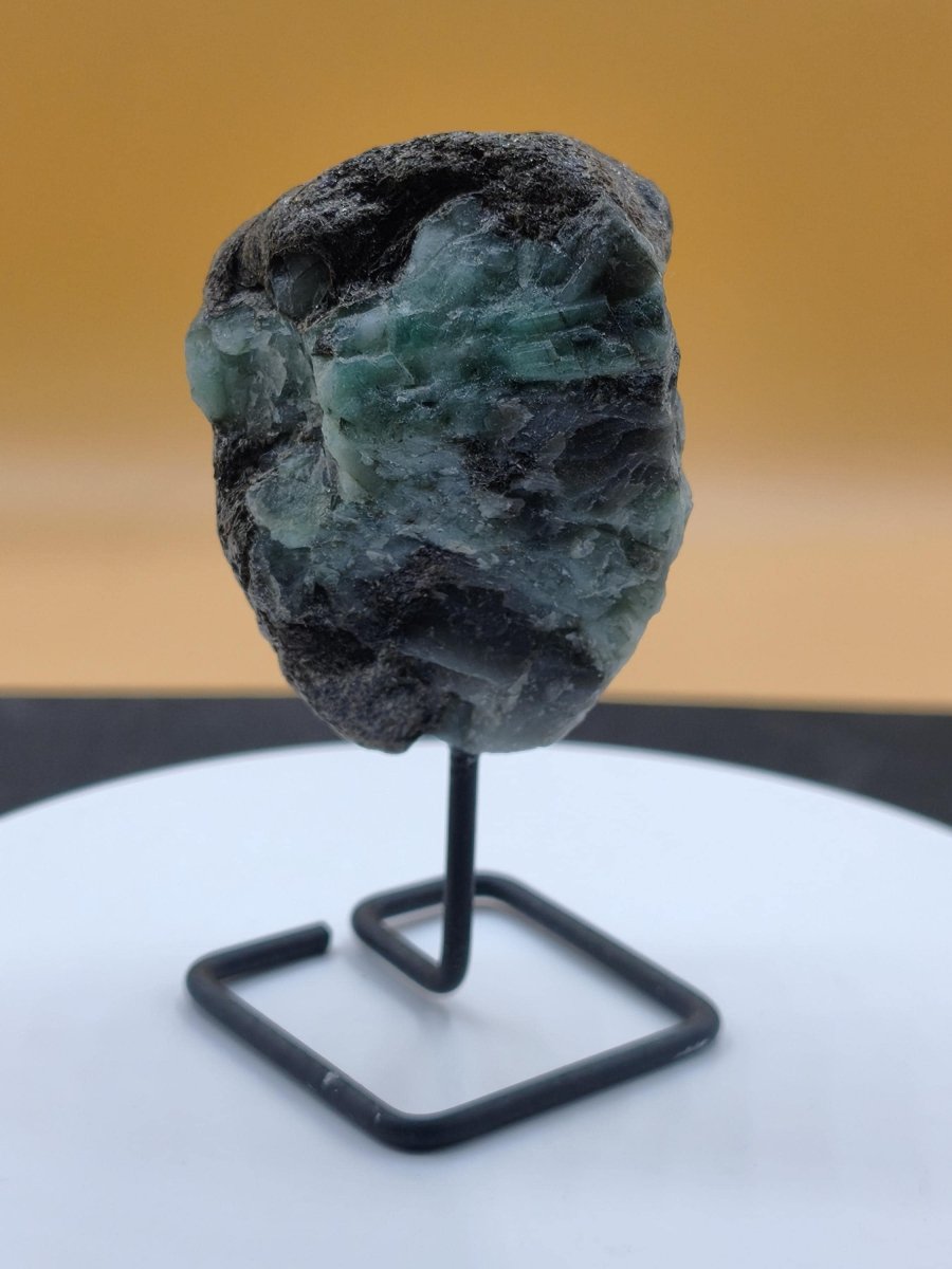 Smaragd auf Muttergestein – Carnaíba Brasilien auf Metallständer Unikat Rarität Edelstein Deko Kristall grün Heilstein Mineral Sammler - Art of Nature Berlin