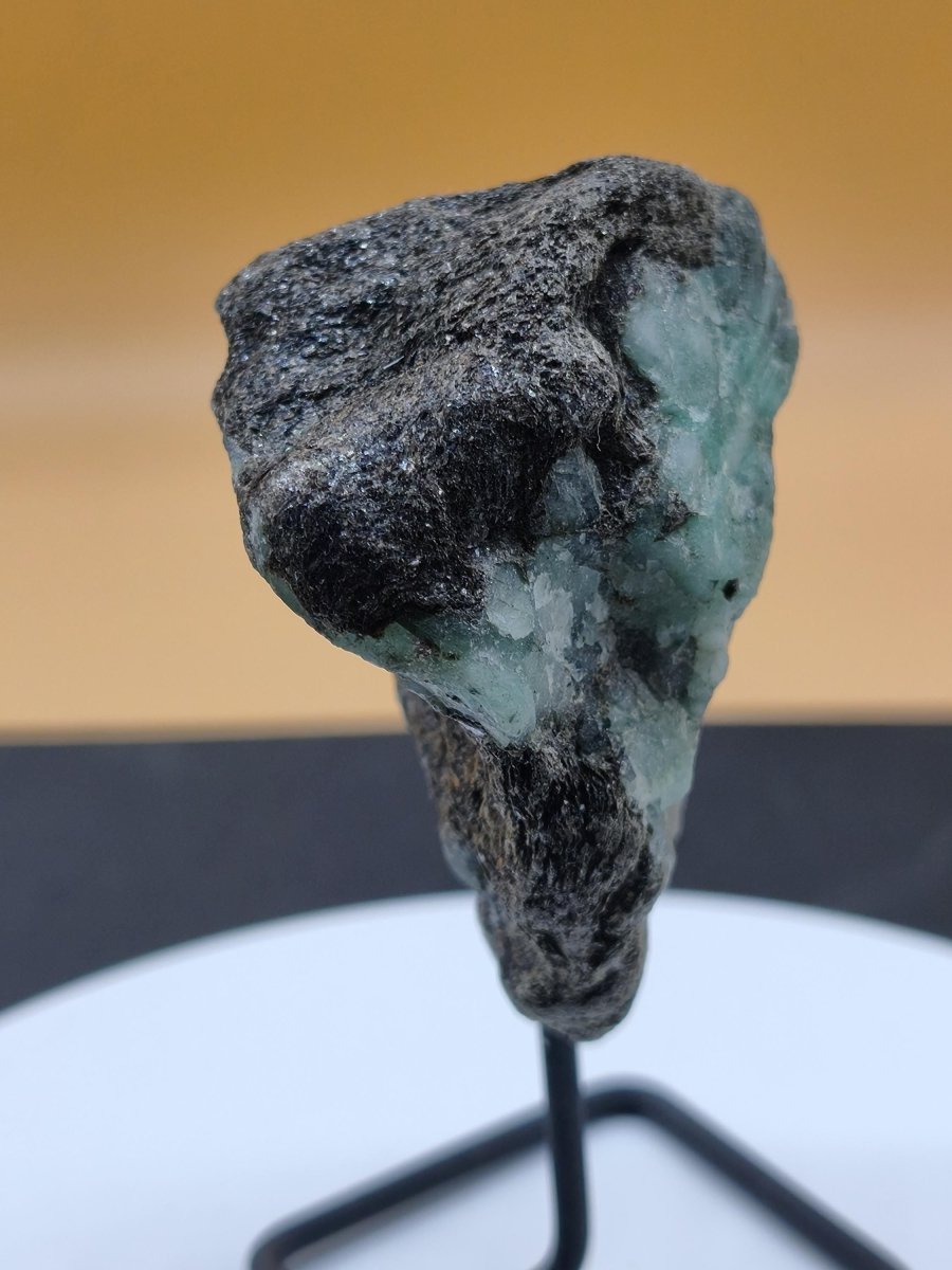 Smaragd auf Muttergestein – Carnaíba Brasilien auf Metallständer Unikat Rarität Edelstein Deko Kristall grün Heilstein Mineral Sammler - Art of Nature Berlin